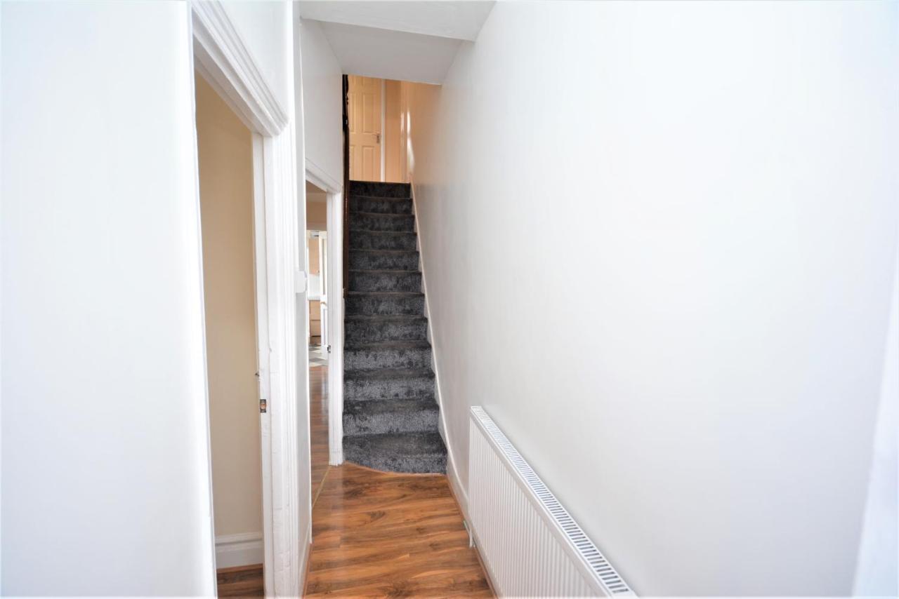 Cheerful 3 Bedroom Home In Greater London Exterior photo