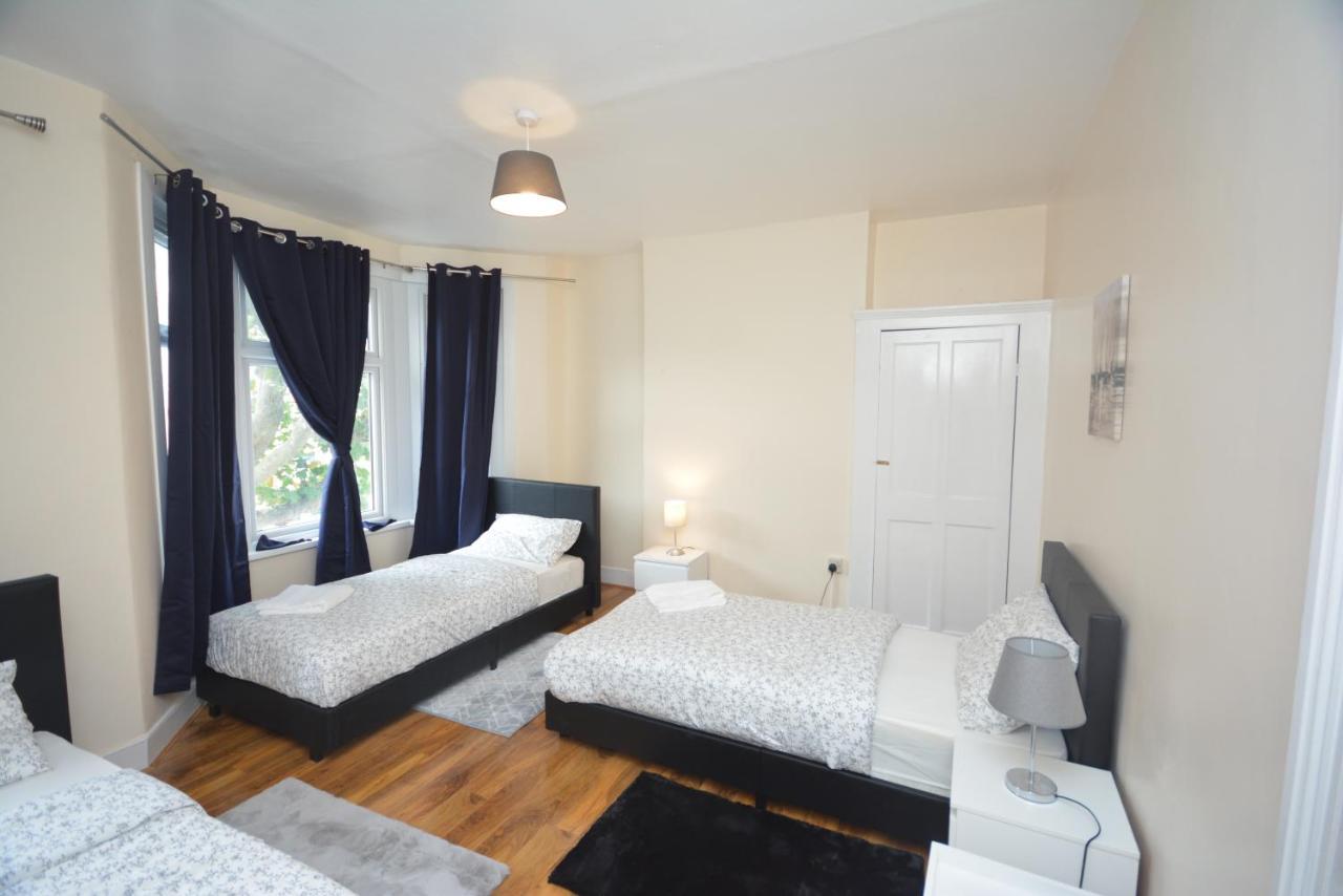 Cheerful 3 Bedroom Home In Greater London Exterior photo