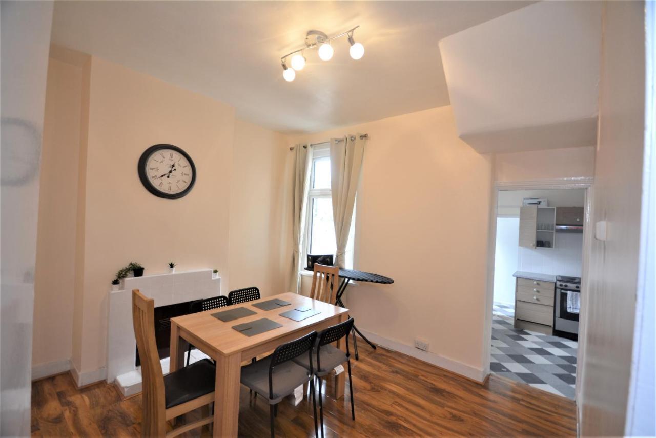 Cheerful 3 Bedroom Home In Greater London Exterior photo